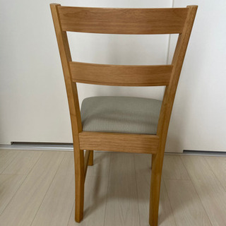 どんな食卓にもあわせるシンプルな椅子