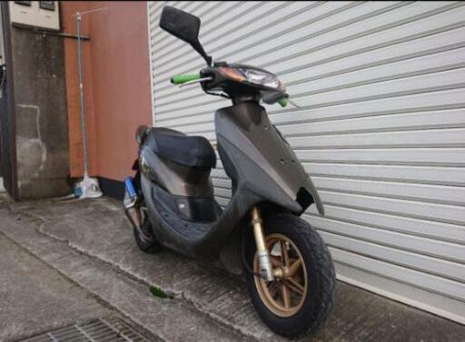 グレーのカバー付きスマートフォン 原付 ホンダ ライブディオ ZX