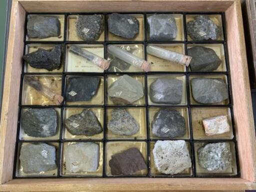 鉱石標本　アンティーク有用鉱物岩石標本74種　目録付き