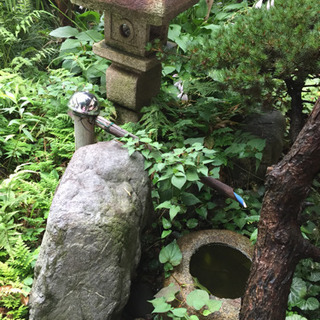 大きな石臼、灯篭 岩松 すべて売ります。