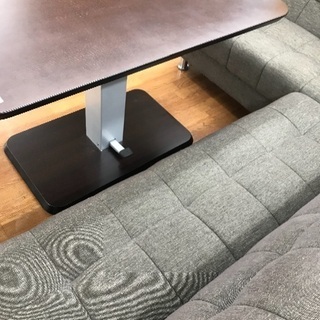 ソファーダイニングセット テーブルは昇降式で実用的なモデルです。