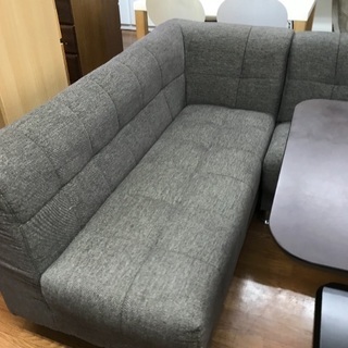 ソファーダイニングセット テーブルは昇降式で実用的なモデルです。