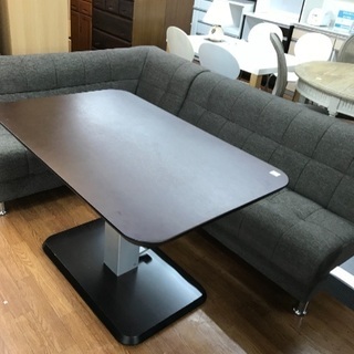 ソファーダイニングセット テーブルは昇降式で実用的なモデルです。