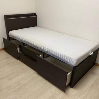 シングルベッドフレームとマットレス。無料配送。