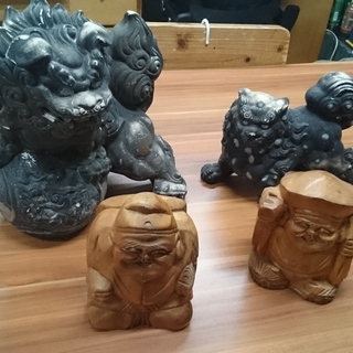 陶器の獅子、大小2個と木彫りの大黒天2個です。