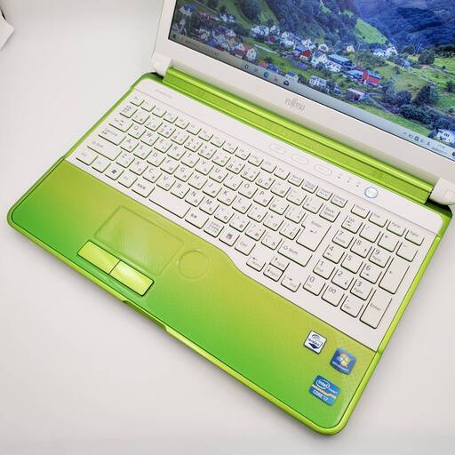 富士通 Corei7 メモリ8GB SSD256GB ノートパソコン ライムグリーン