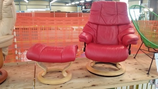 【店舗同時販売中】　ＥＫＯＲＮＥＳ　ＲＥＮＯ　Ｓ　オットマン付ストレスレスチェア　赤