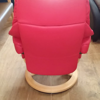 【店舗同時販売中】　ＥＫＯＲＮＥＳ　ＲＥＮＯ　Ｓ　オットマン付ストレスレスチェア　赤