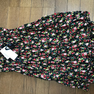 花柄スカート　新品　黒　Mサイズ