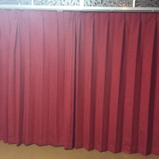 ニトリ カーテン 2枚組 赤い　１９８ｘ１５０
