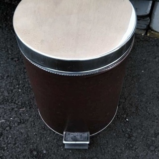 詳細不明 蓋付き ペダル式 ゴミ箱 ダストボックス