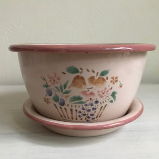 受皿付き　ピンクのホーロー製の植木鉢　プランター