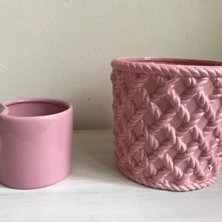 ピンクの鉢カバー（GOTO社製）とストロベリーボット（セトクラフト製）
