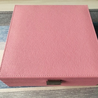ピンクのアクセサリーボックス