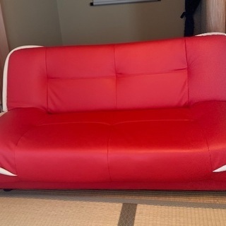 ベッドにもなる赤いソファ
