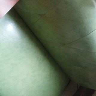 エメラルドグリーンのソファ