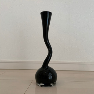 捻れた曲線がお洒落なガラス花瓶（黒）