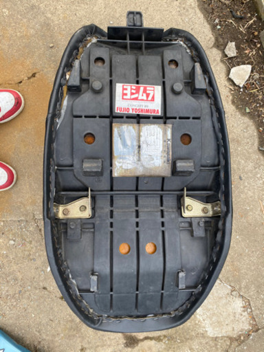 ゼファー1100 シート ゼファー1100 鋲打ち 黒皮 タックロール