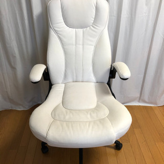 特定交渉済［オフィスチェアAGURA］座の広いクッション性のある椅子