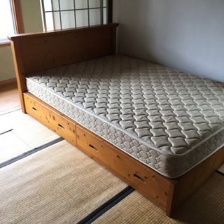 木製ダブルベッド