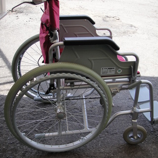 TacaoF　アルミ製自走式車椅子　S-15　低反発クッション付き　ノーパンクタイヤ　肘跳上式　2 TacaoF アルミ製自走式車椅子 S-15 低反発クッション付き ノーパンク