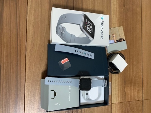 フィットネストラッカー Fitbit Versa グレー