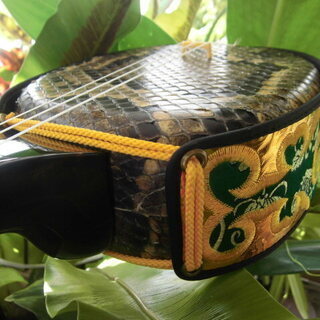 値下げ断行439.780円　限定予約販売国宝級三線　銘苅春政氏作　黒檀蛇皮本張り「ゆな型」ハードケースセット