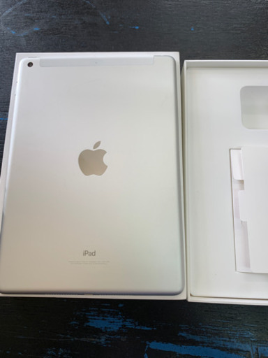 SIMロック解除済み ドコモ iPad 5th 第5世代 32gb 2017 シルバー