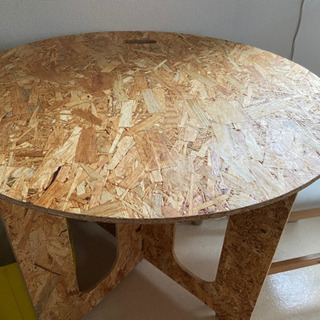 木目の円テーブル