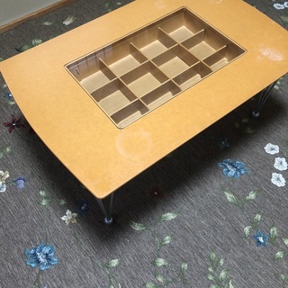 天板に物を飾れるテーブルです(^^)/