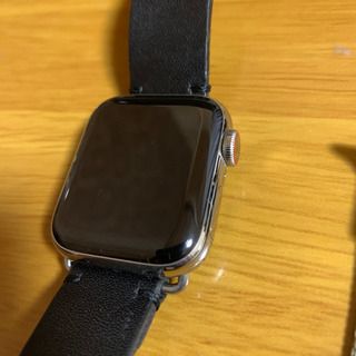 Apple Watch Series 4(ステンレスシルバー)と...