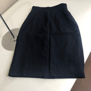 紺のタイトスカート