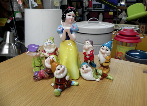 レトロ 東京ディズニーランド 白雪姫 陶器製 七人の小人 Walt Disney Company 置物 オブジェ Paypay ペイペイ モノハウス 白石 白石のフィギュアの中古あげます 譲ります ジモティーで不用品の処分