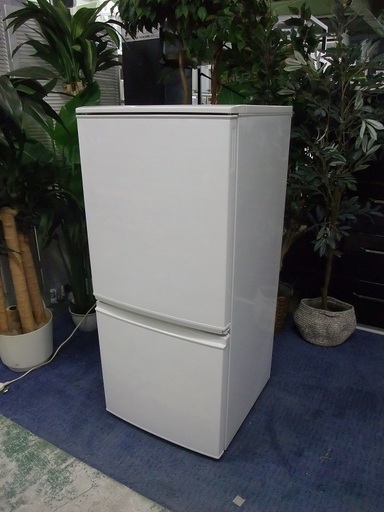 ■R2566) SHARP 中古 シャープ　2ドア冷凍冷蔵庫　つけかえどっちもドア　137L　SJ-D14C-W　ホワイト系 2017年製! 冷蔵庫 店頭取引大歓迎♪