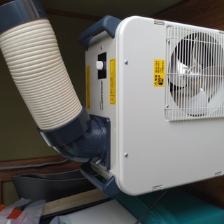 必要な場所を効率良くスポット冷却できるクーラーです。 作業場、工場、スポーツ施設、ガレージなど家庭用電源に差し込むだけで冷却＆除湿して必要な場所をクールダウンできます。