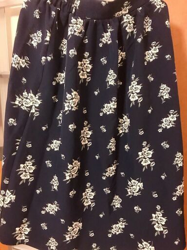 Earth Music Ecology アース ミュージック エコロジー ネック ニット 花柄スカート セット Yu 近江八幡のニット レディース の中古 古着あげます 譲ります ジモティーで不用品の処分