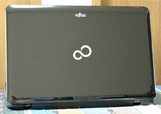 15.6型光沢液晶パネル✨/10キー付きKB/高性能Core i3/光速☆彡SSD256GB♪/快適♬メモリ4GB/HDMI/カメラ/マイク/Microsoft Offce2016✎/すぐ使えるWindows10♪/すぐ繋がるWi-Fi/DVD/SDカードスロット/点検整備清掃済み/FUJITSU LIFEBOOK AH42/D シャイニーブラック✨