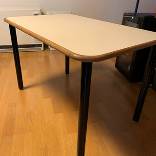 白いシンプルテーブル