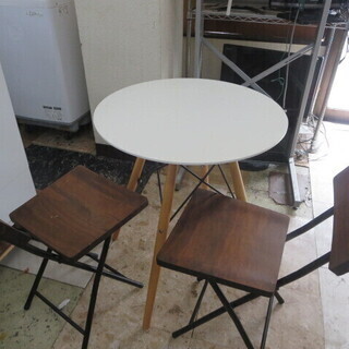 丸いいすとテーブルセット　別館倉庫場所浦添市安波茶においてあります