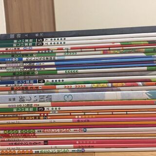 小学校の教科書（1年から6年まで合わせて34冊）