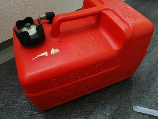 2スト船外機(トーハツ9.8B) 9.8馬力(2気筒・169cc)。燃料タンク付備品付