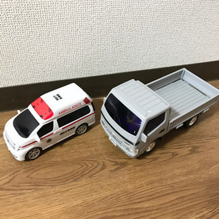 救急車、トラック　おもちゃ