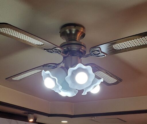 天井シーリングファンシャンデリア　と　電球色と白色そして明るさがwifiで調整できるLED電球　（ファン・電球の各リモコン2台付）