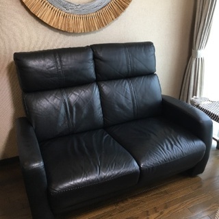 黒い本皮製 ソファー
