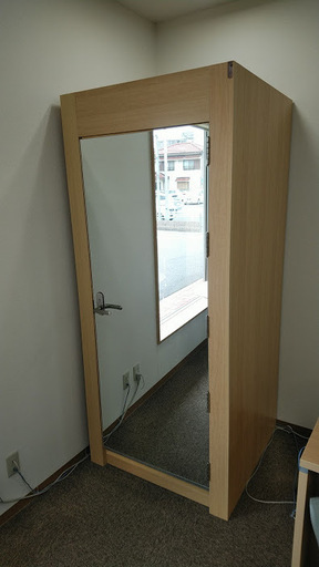 #値下げ! アパレルのお店にぴったり　ドアミラー型フィッティングルームをお売りします　試着室 値下げ! アパレルのお店にぴったり ドアミラー型フィッティングルーム