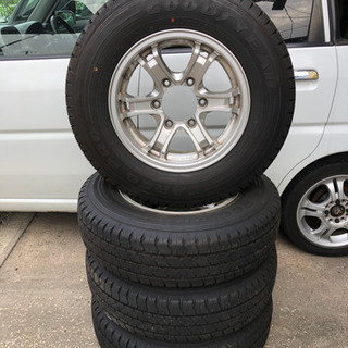 195/80R15 107/105L LT 6穴ホイール付き 極上です