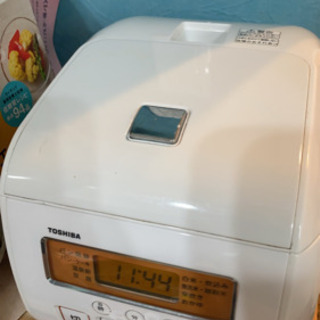 炊飯器　TOSHIBA  白　3合炊き