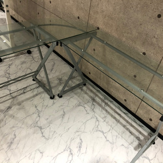 ガラス製のテーブル