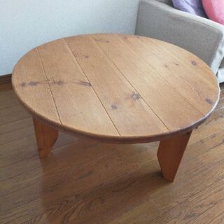 無垢材の円形のローテーブル 