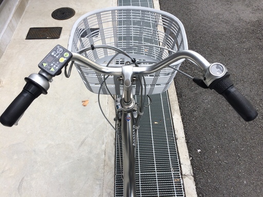 地域限定送料無料　アシスタ　ロイヤル　12,8AH　シルバー　神戸　電動自転車 ブリヂストン アシスタロイヤル A6R13 [P.Xシーシェルアイボリー